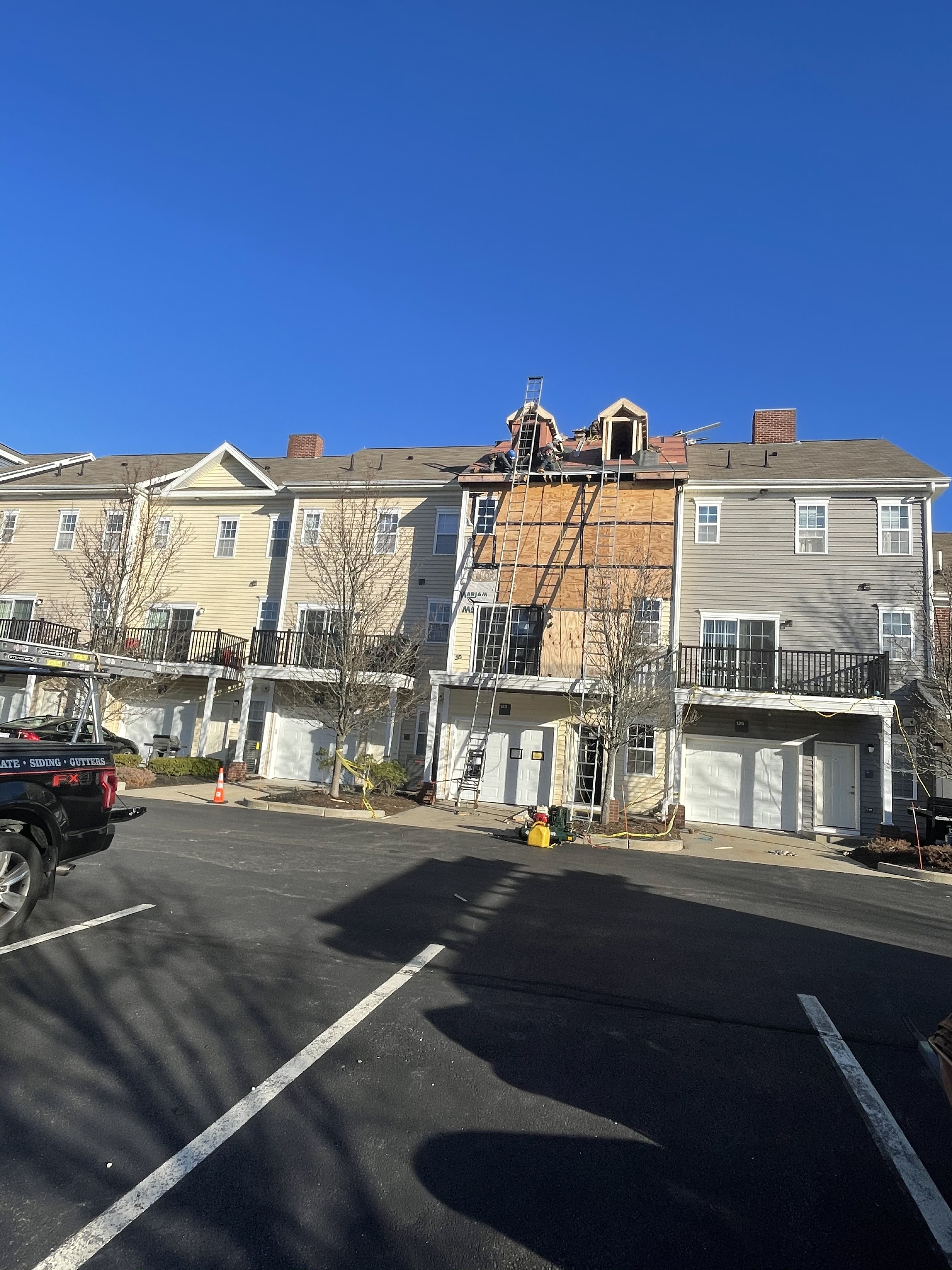 Colonial home exterior in Hingham, MA served by Storm King Roofing