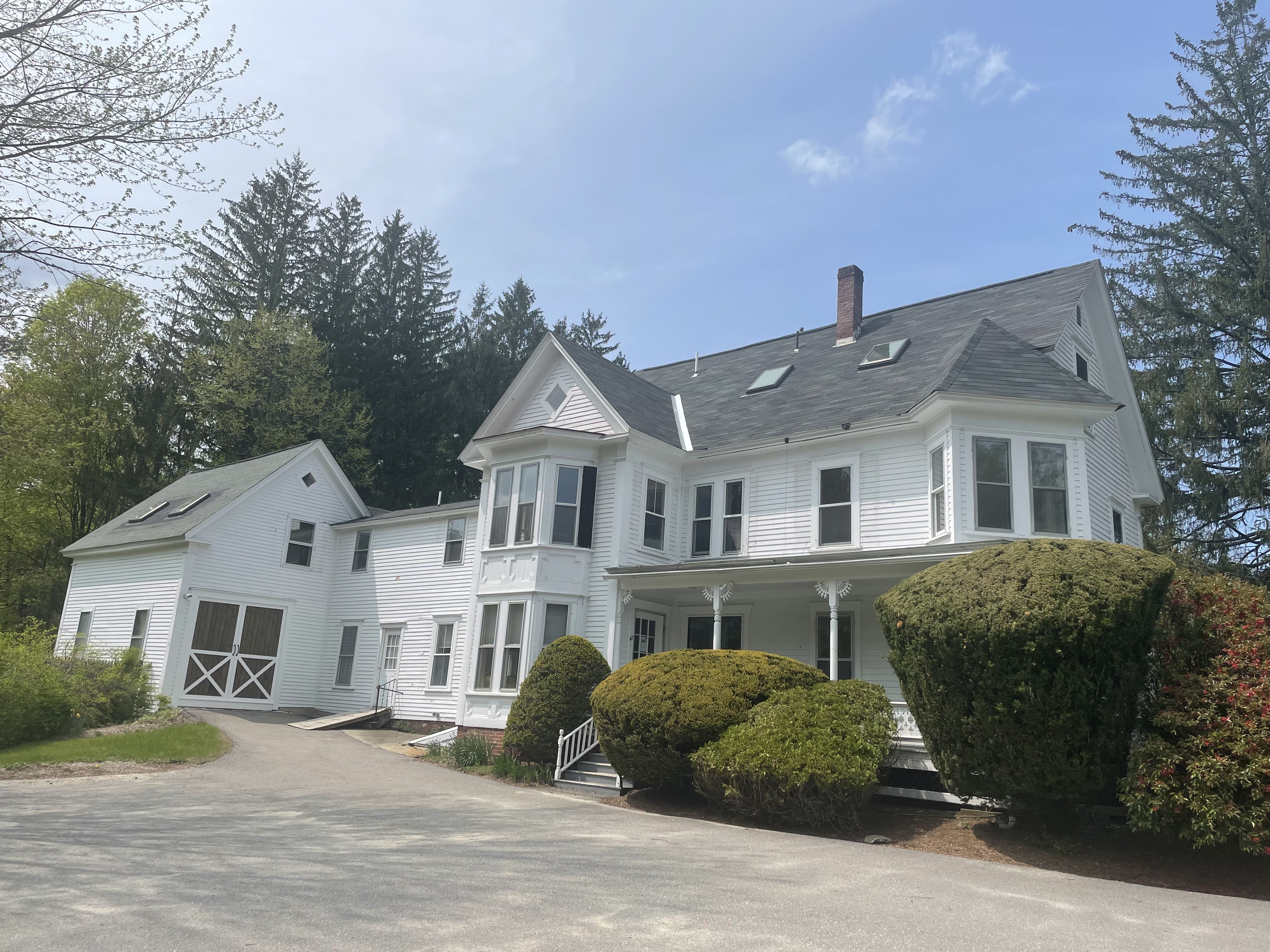 Farmhouse exterior in Pepperell, MA with a newly installed shingle roof by Storm King Roofing